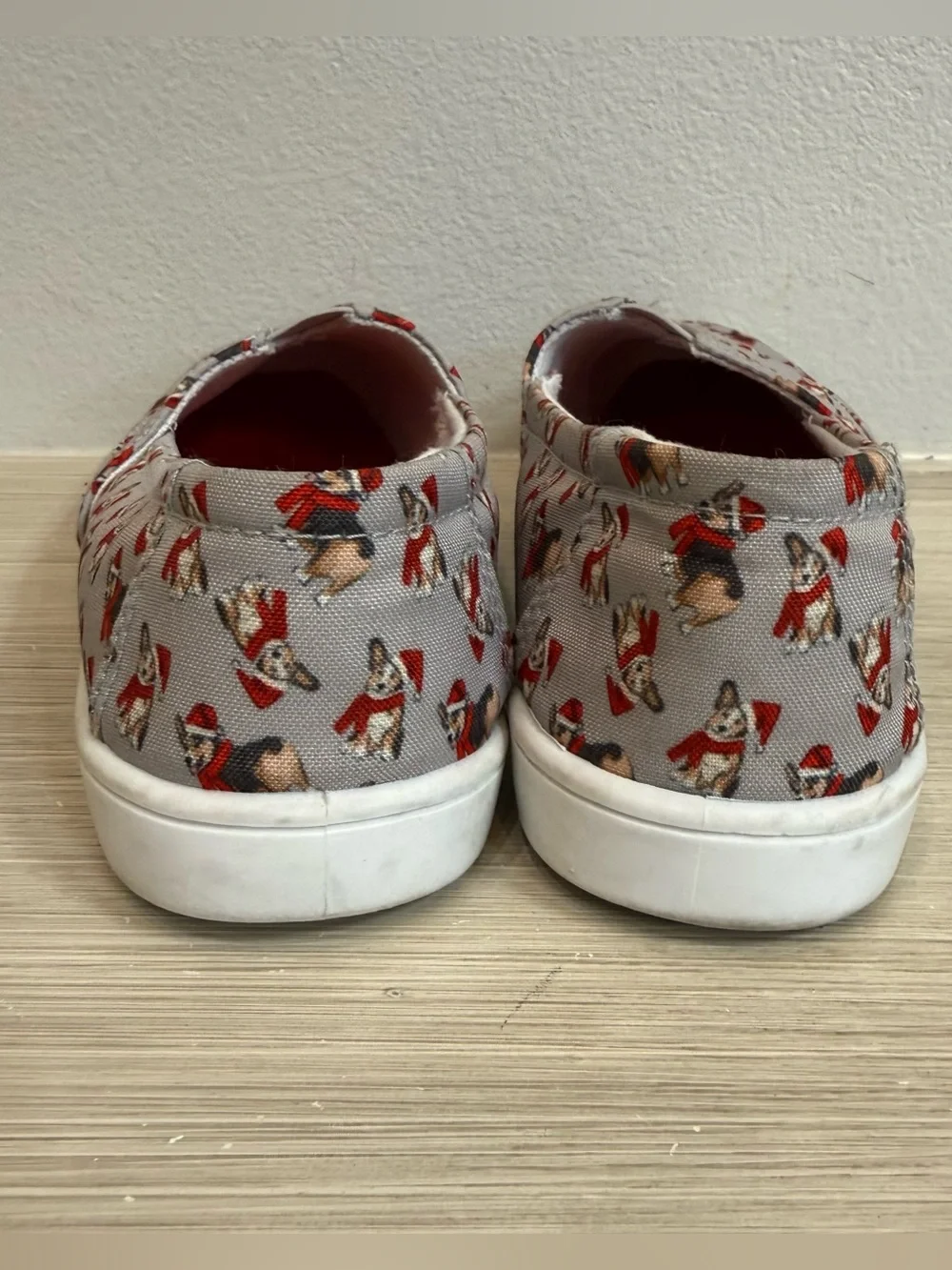 Isaac Mizrahi Corgi Dog Christmas Shoe Women's 8 slip-on sneakers